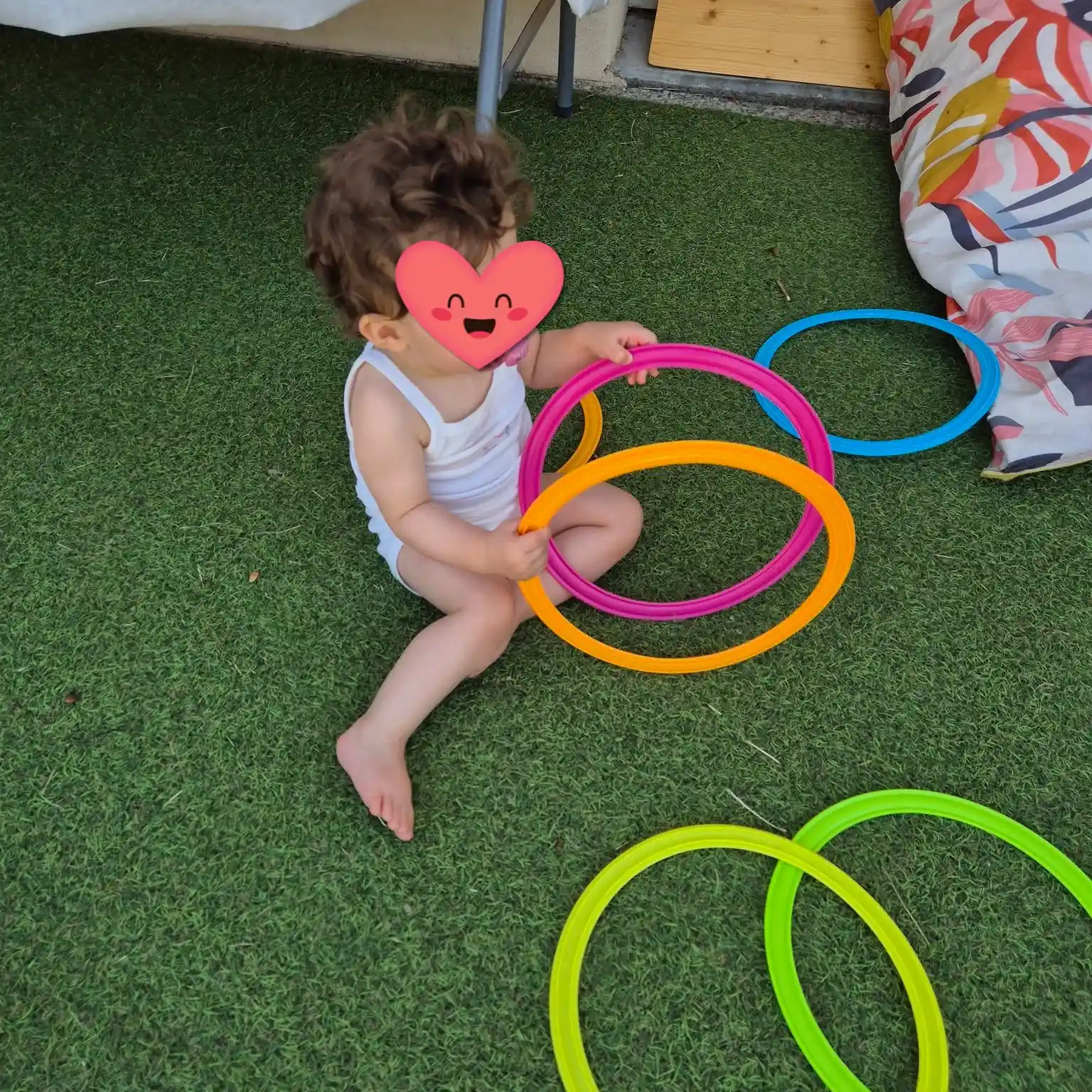 Enfant s’amusant avec des cerceaux