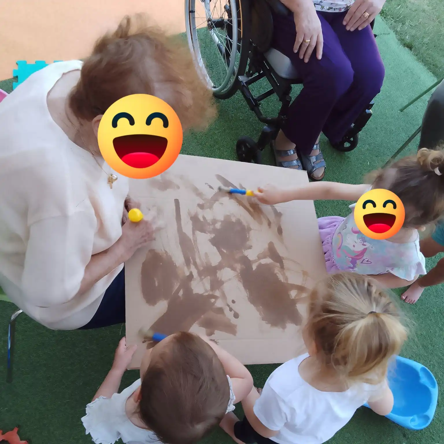 Atelier peinture avec plusieurs enfants